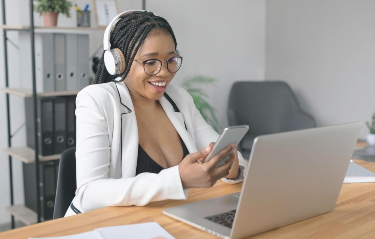 Graphiques financiers et analyses de données sur écran d'ordinateur