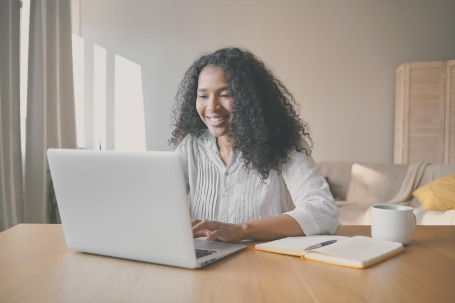Participants en formation travaillant sur des exercices pratiques